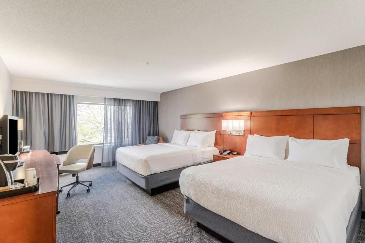 คอร์ตยาร์ด เบอร์ลิงตัน วิลลิสตัน Hotel Williston ภายนอก รูปภาพ