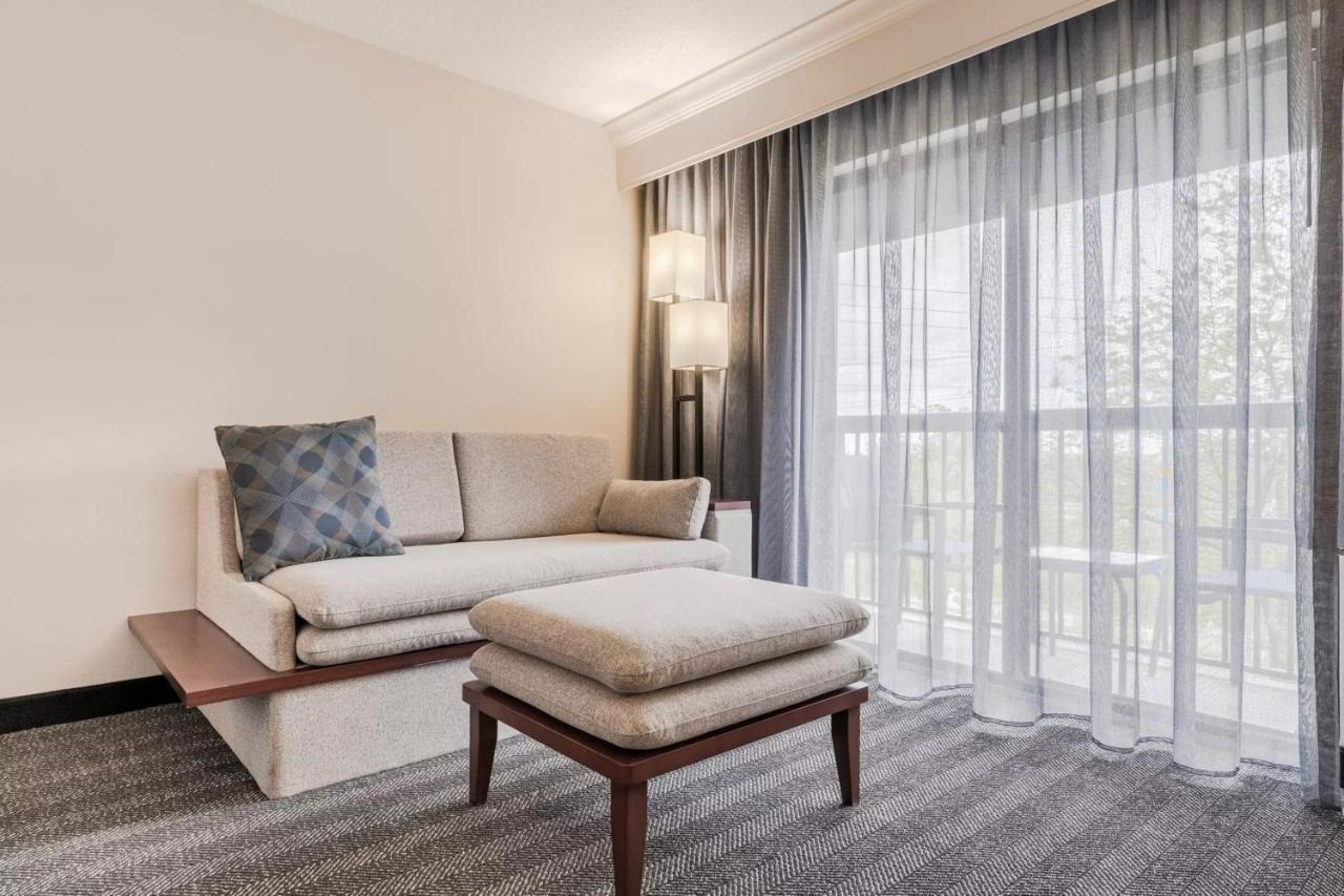 คอร์ตยาร์ด เบอร์ลิงตัน วิลลิสตัน Hotel Williston ภายนอก รูปภาพ