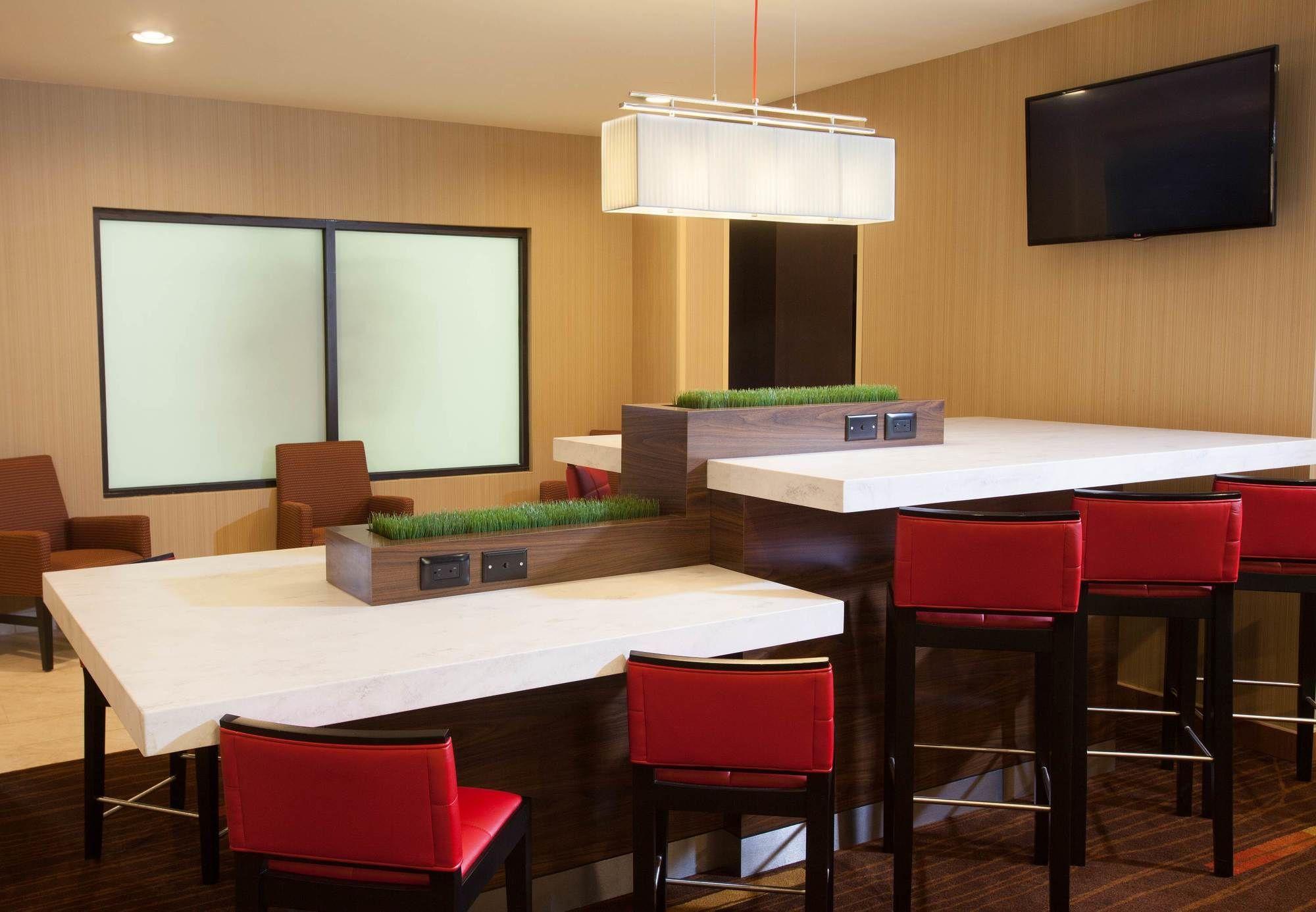 คอร์ตยาร์ด เบอร์ลิงตัน วิลลิสตัน Hotel Williston ภายนอก รูปภาพ