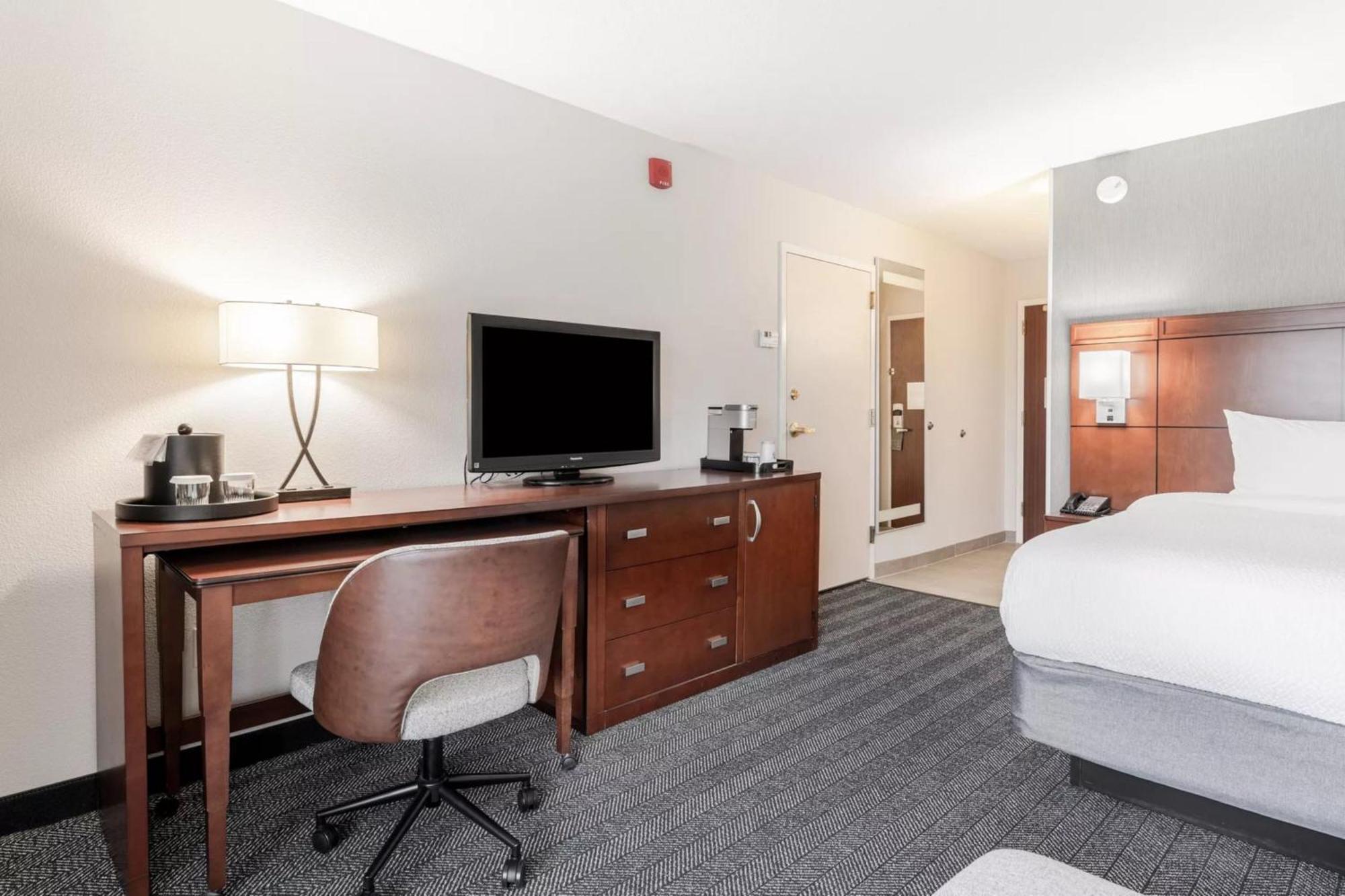 คอร์ตยาร์ด เบอร์ลิงตัน วิลลิสตัน Hotel Williston ภายนอก รูปภาพ