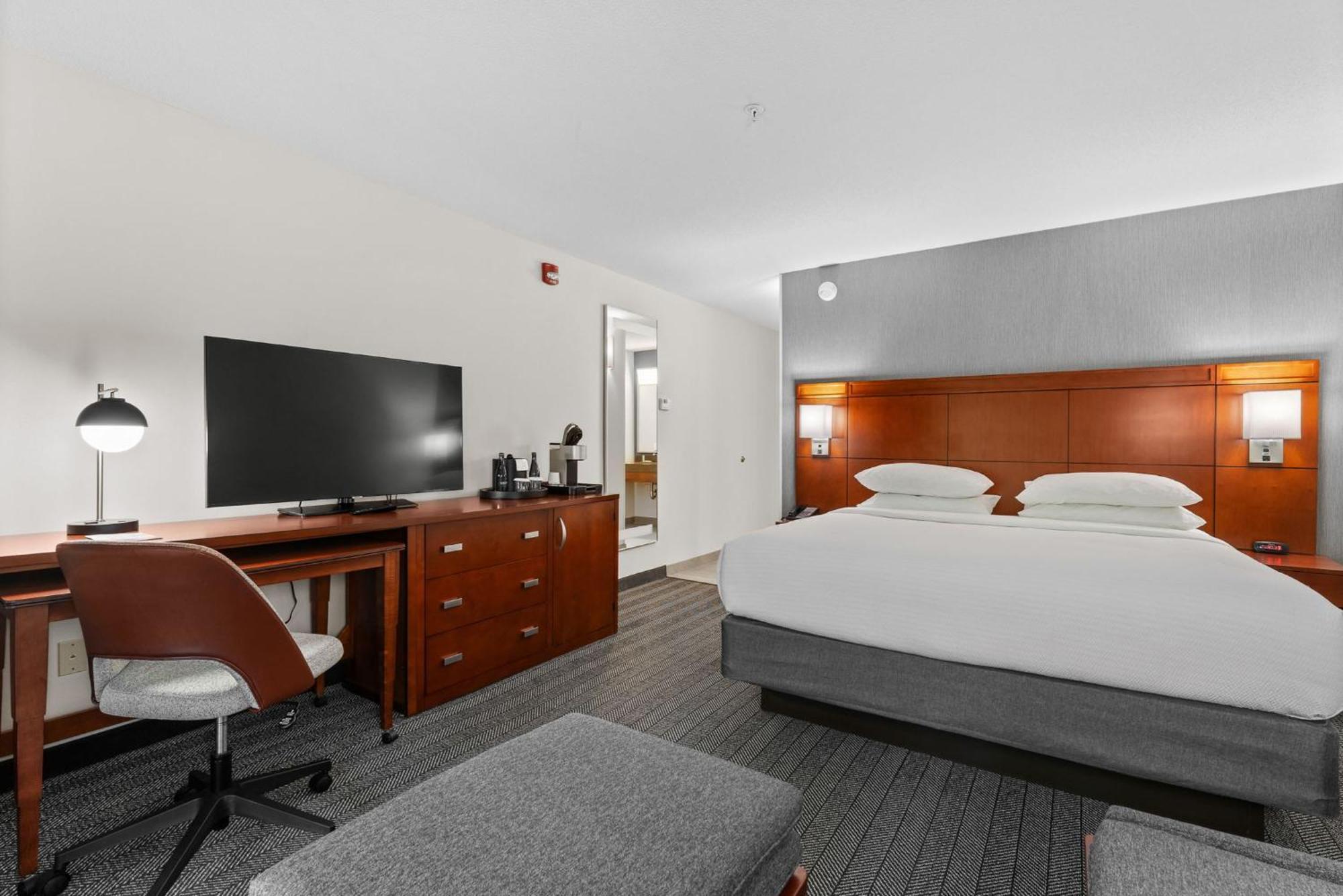 คอร์ตยาร์ด เบอร์ลิงตัน วิลลิสตัน Hotel Williston ภายนอก รูปภาพ