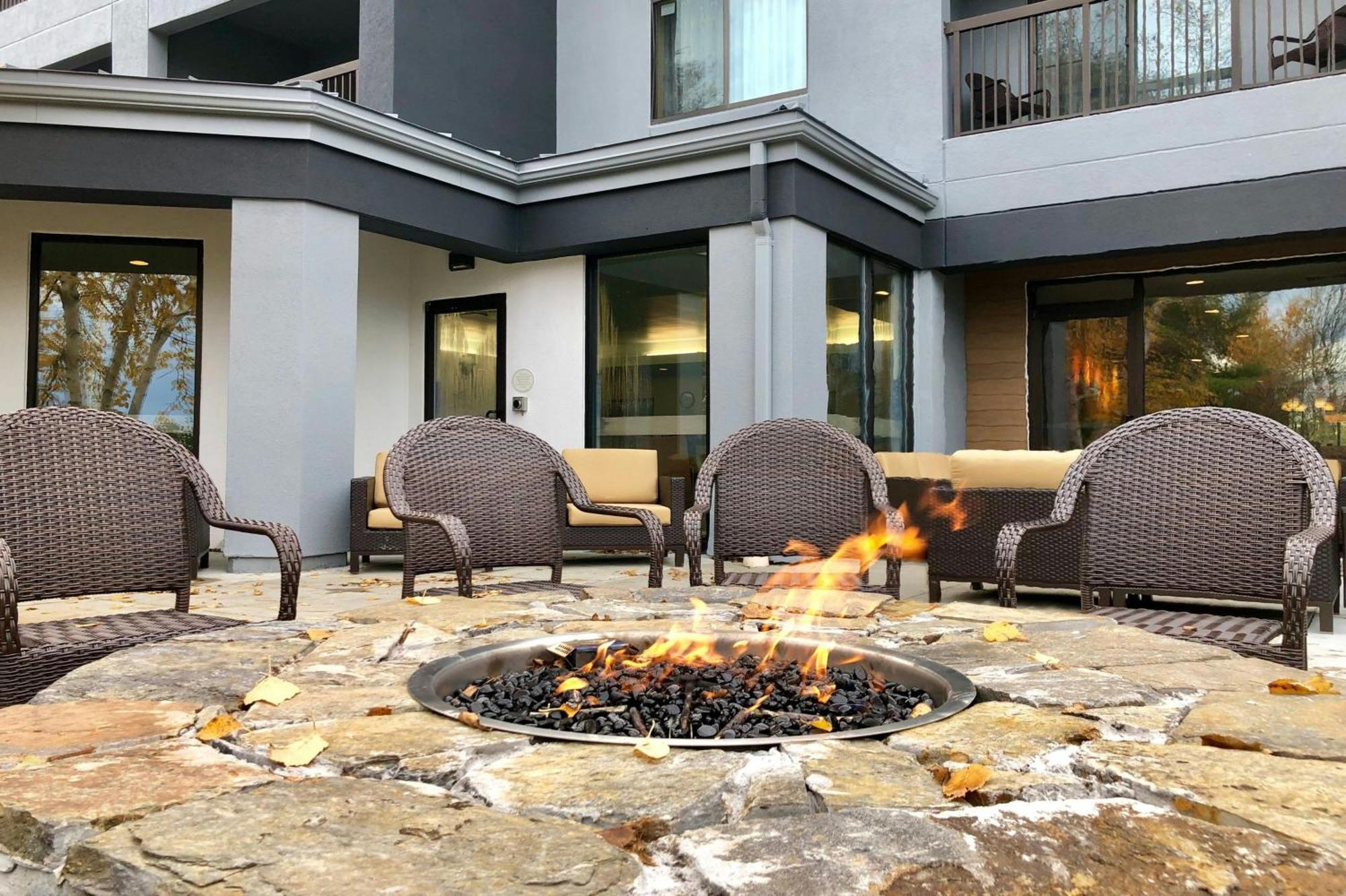 คอร์ตยาร์ด เบอร์ลิงตัน วิลลิสตัน Hotel Williston ภายนอก รูปภาพ
