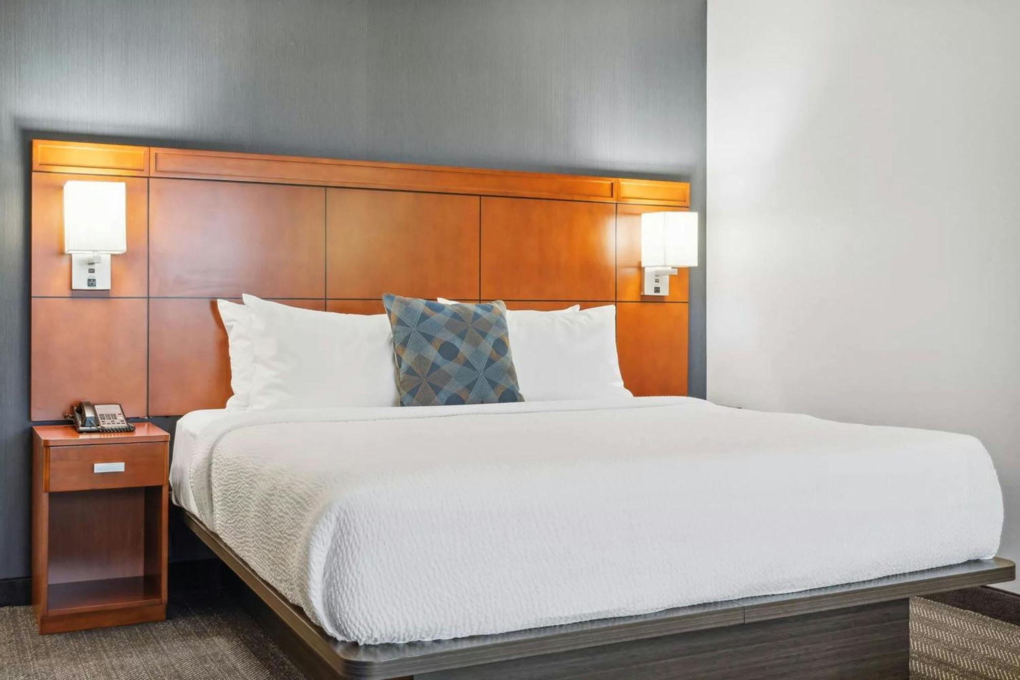 คอร์ตยาร์ด เบอร์ลิงตัน วิลลิสตัน Hotel Williston ภายนอก รูปภาพ