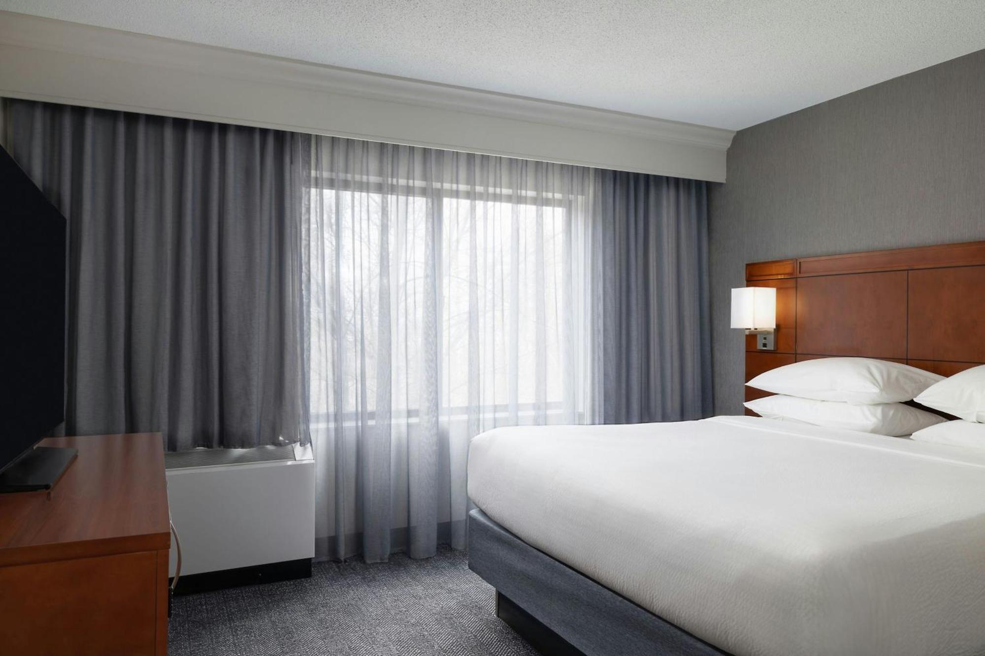 คอร์ตยาร์ด เบอร์ลิงตัน วิลลิสตัน Hotel Williston ภายนอก รูปภาพ