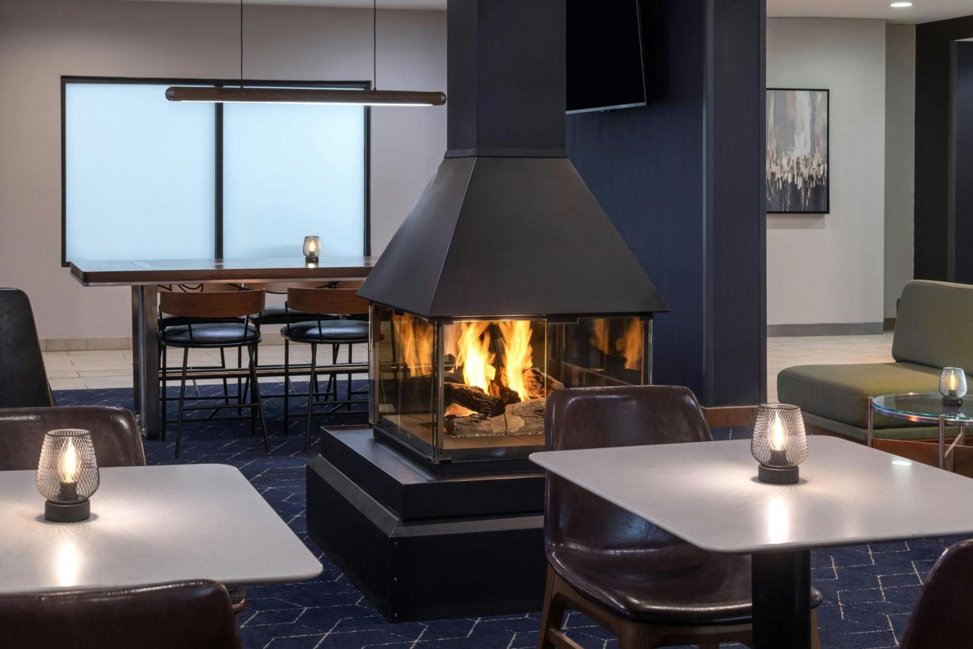 คอร์ตยาร์ด เบอร์ลิงตัน วิลลิสตัน Hotel Williston ภายนอก รูปภาพ